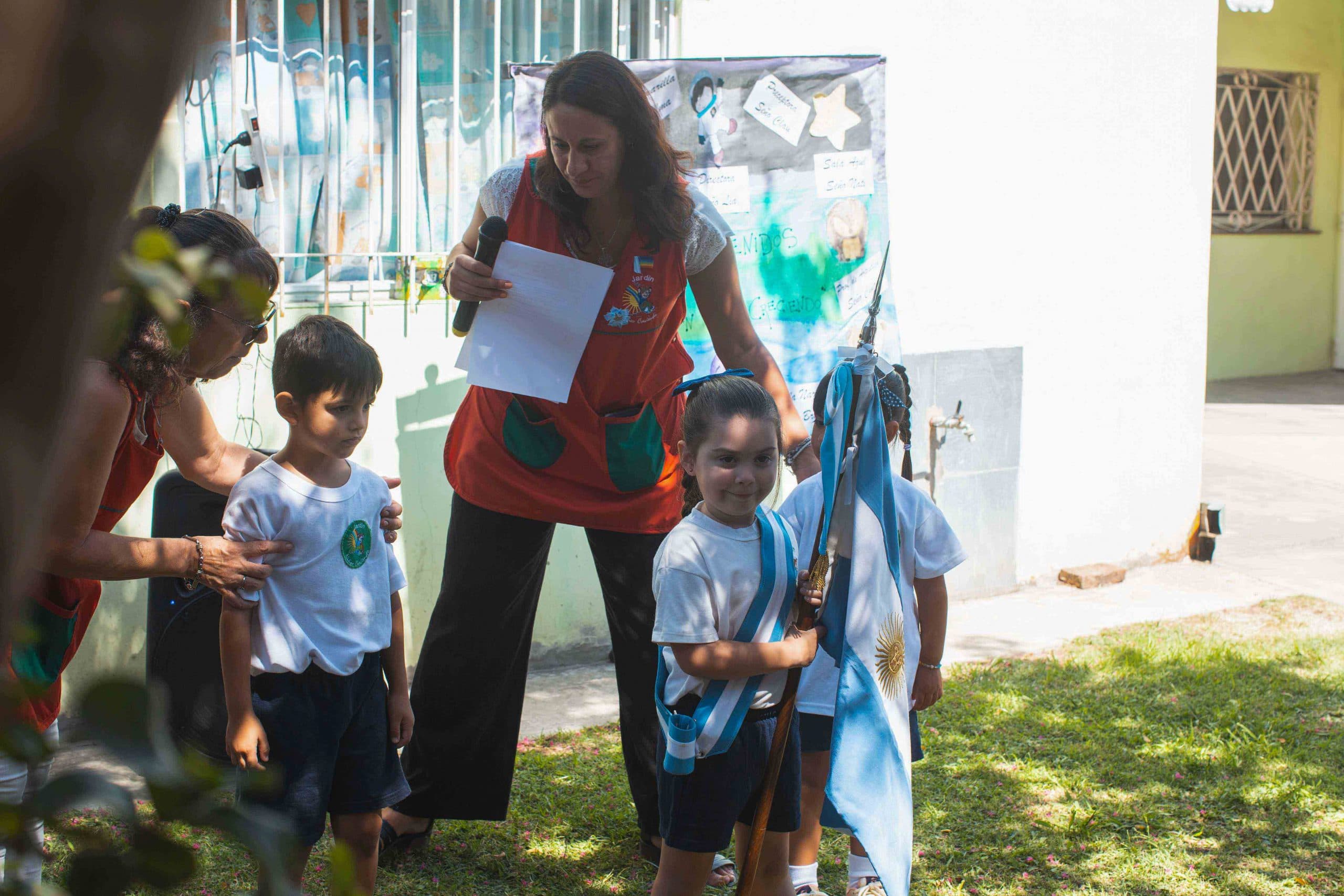 Docente y niños realizando una actividad artística